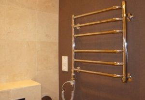 Установка электрического полотенцесушителя в ванной в Невинномысске